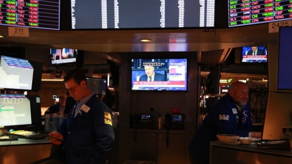 国元配资 特朗普施压鲍威尔遭多方批评 分析人士：特朗普若解雇鲍威尔或冲击美债