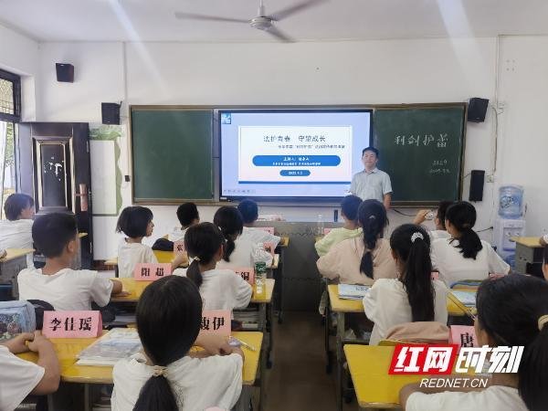 微豪配资 法护青春 守望成长——京华中学法治宣传教育课堂