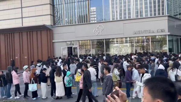 申捷策略 泰州全城共庆苏超捧杯，喊“夺冠同喜”可免费进店喝饮料，数百人排队望不到头